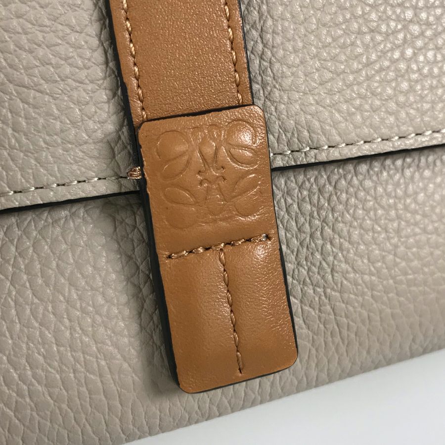 ロエベ 三つ折り財布