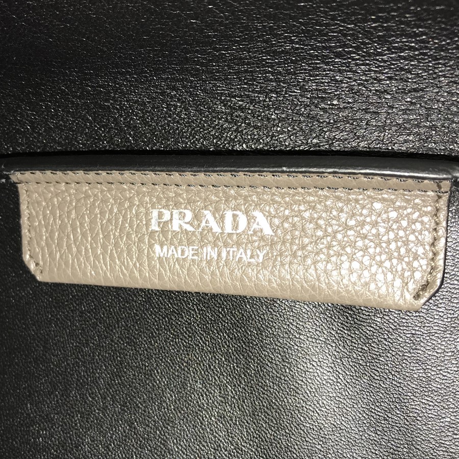 プラダ トートバッグ