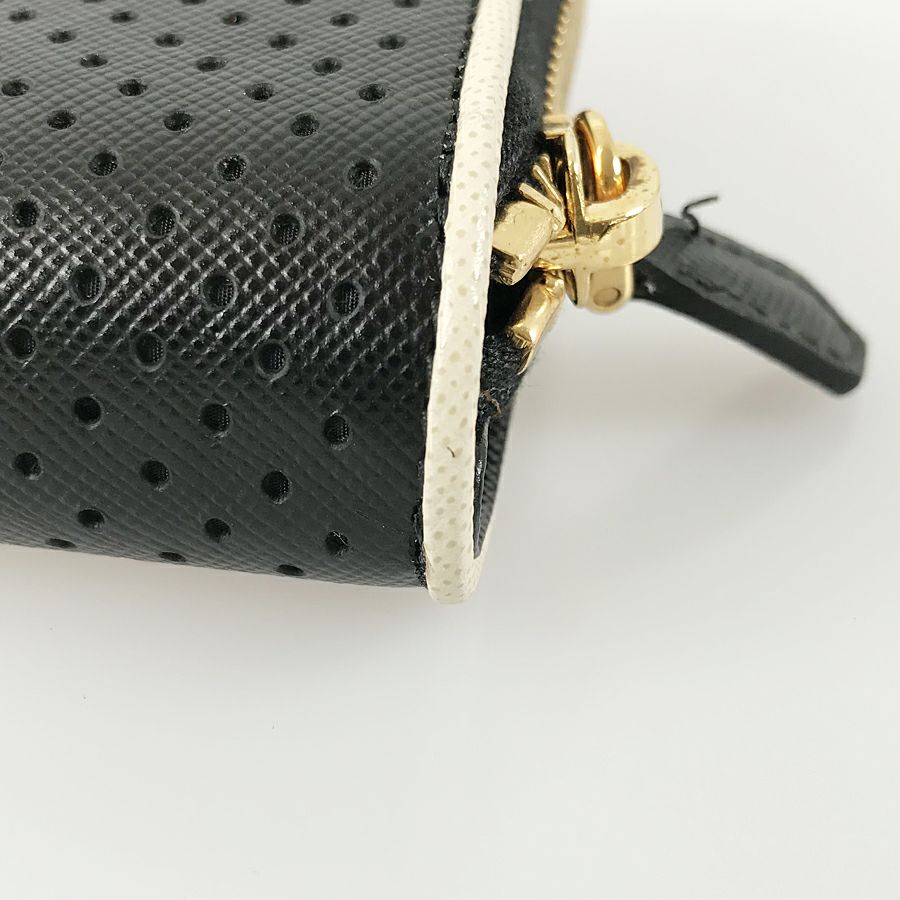 プラダ 二つ折り財布