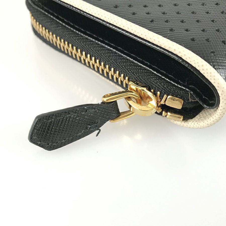 プラダ 二つ折り財布