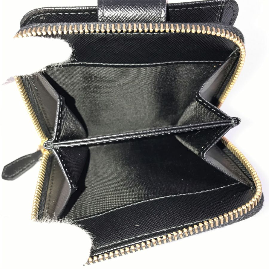 プラダ 二つ折り財布