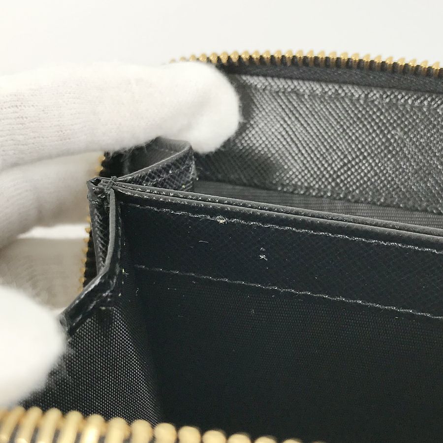 プラダ 二つ折り財布