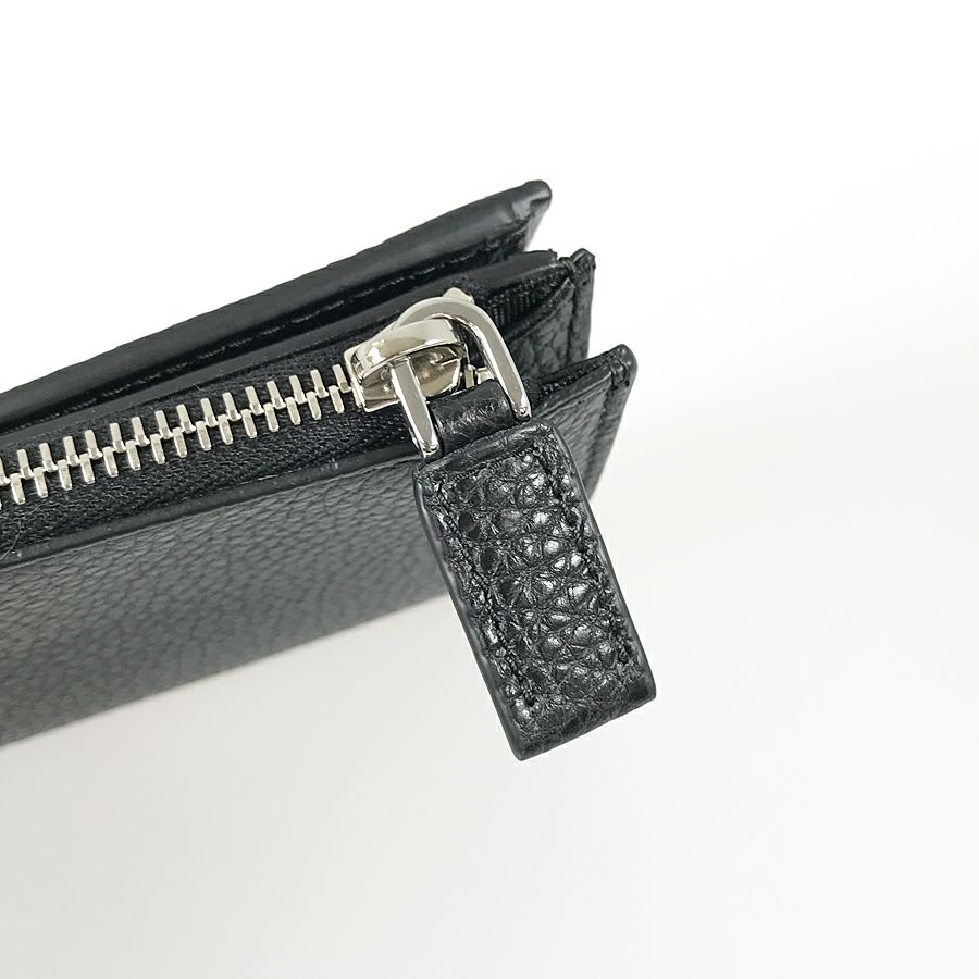 プラダ 二つ折り財布