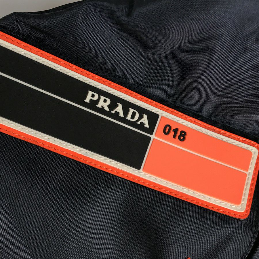 プラダ ボディバッグ