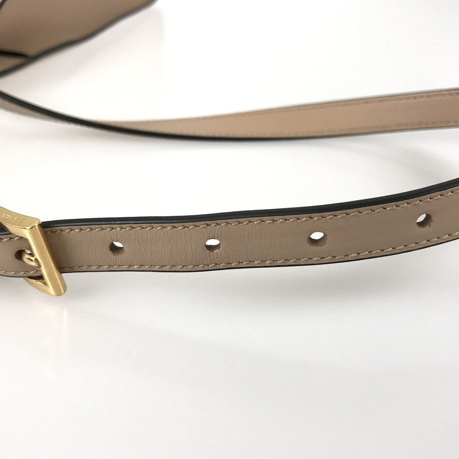 プラダ ハンドバッグ