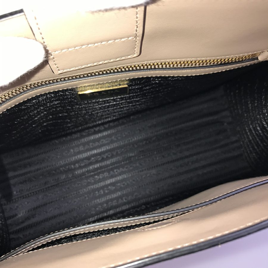 プラダ ハンドバッグ