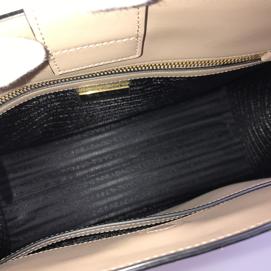 プラダ ハンドバッグ