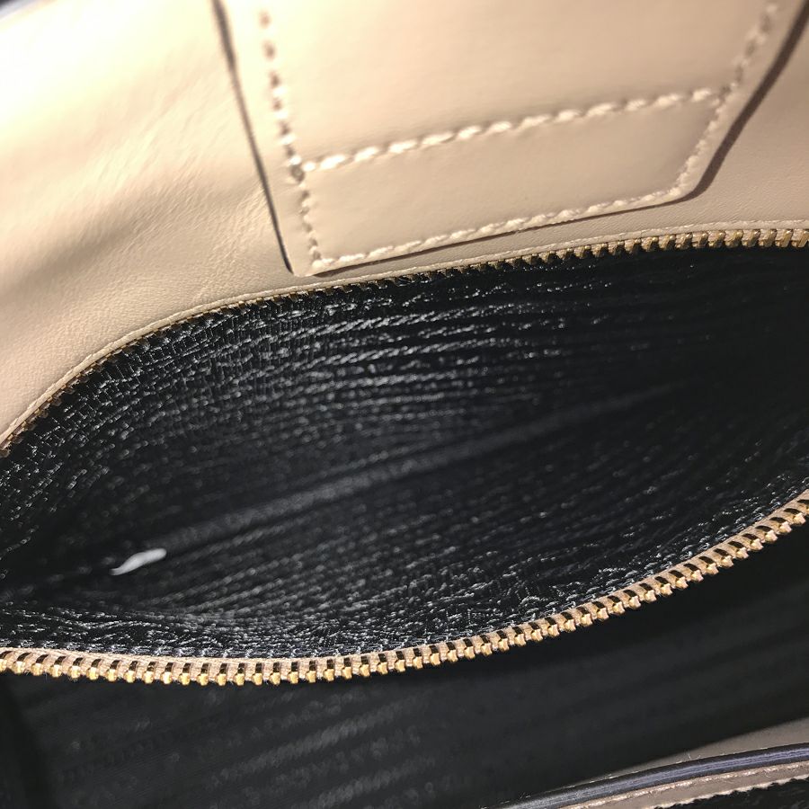 プラダ ハンドバッグ