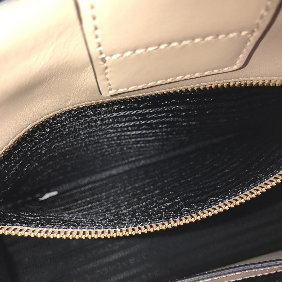 プラダ ハンドバッグ