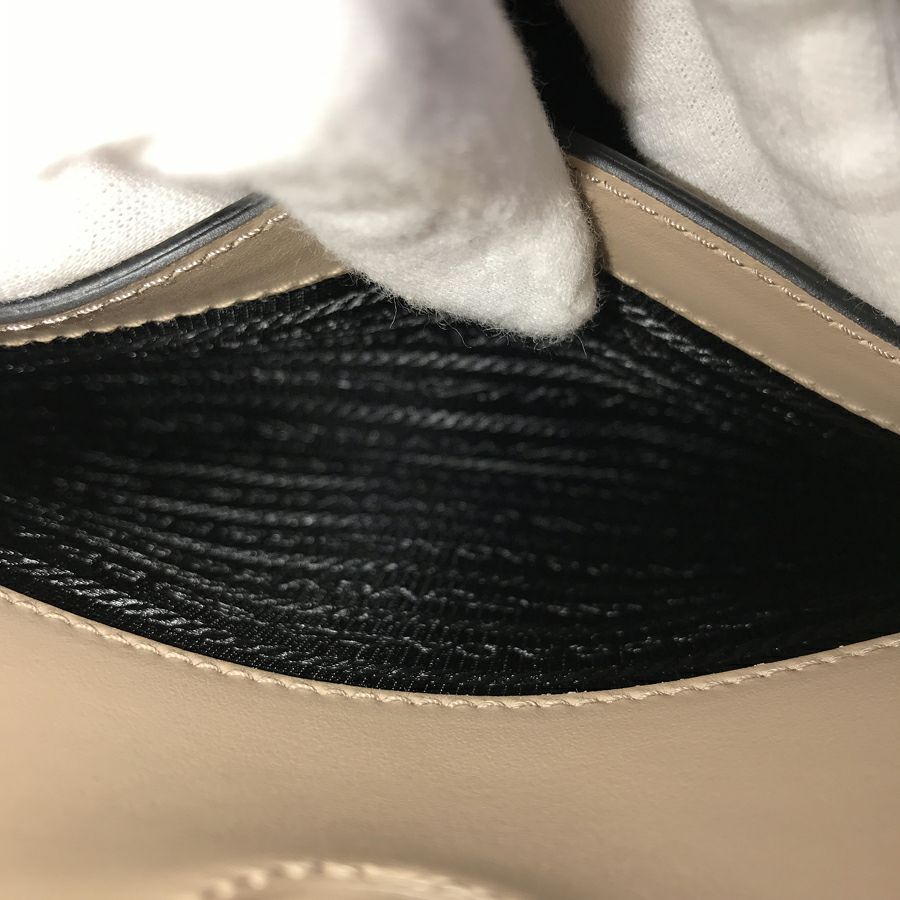 プラダ ハンドバッグ