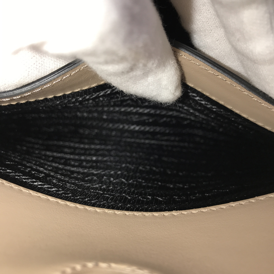 プラダ ハンドバッグ