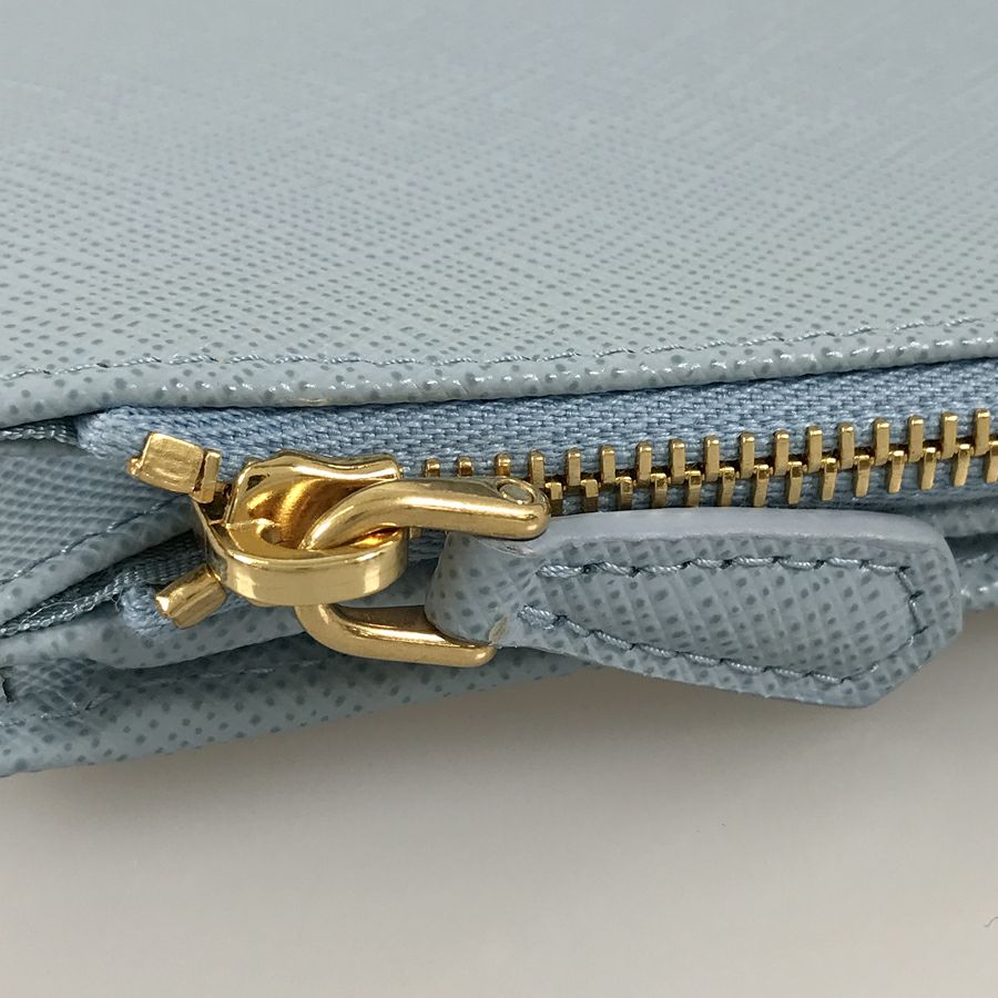 プラダ 二つ折り財布