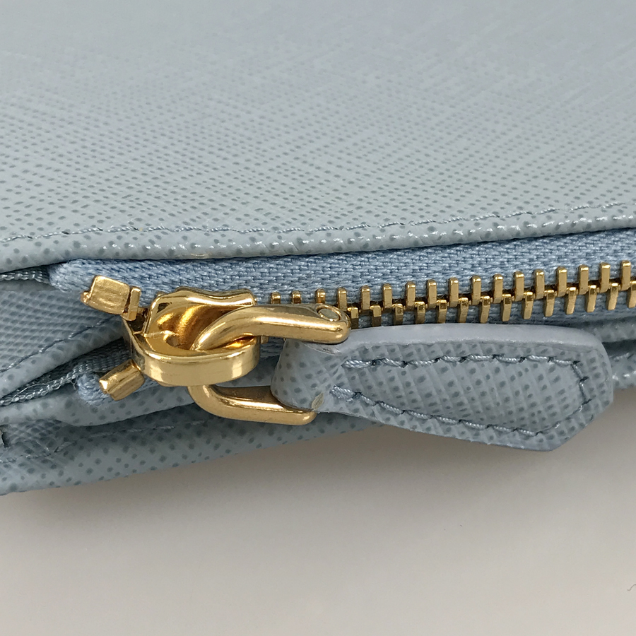 プラダ 二つ折り財布