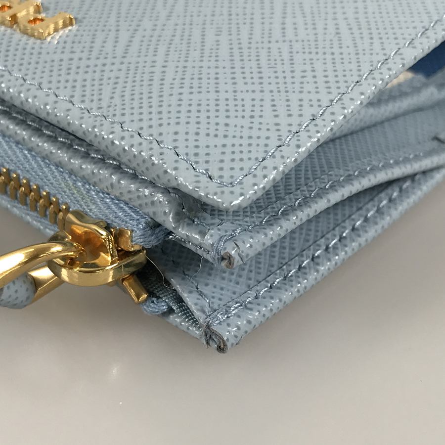 プラダ 二つ折り財布