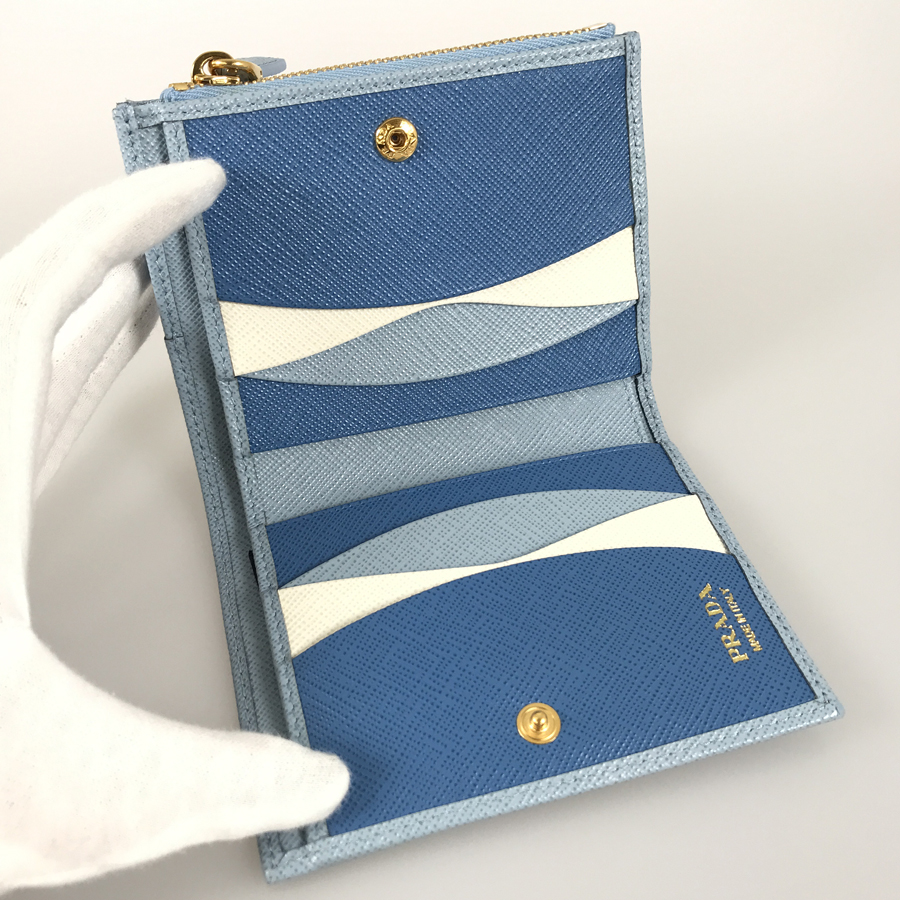 プラダ 二つ折り財布