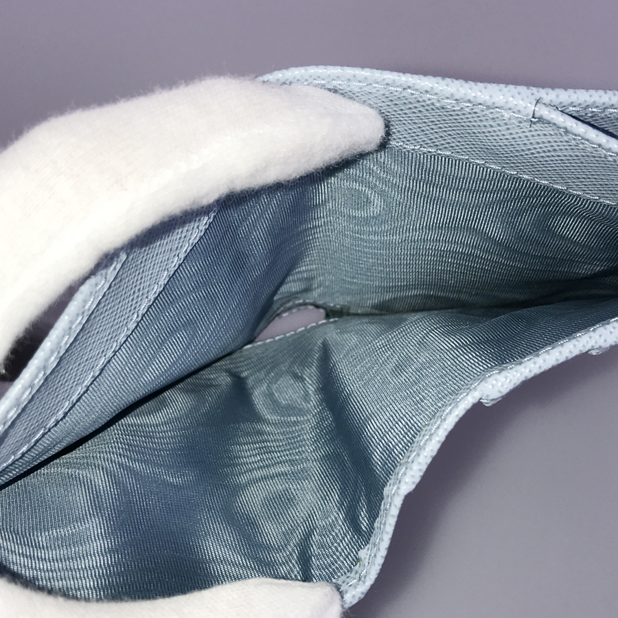 プラダ 二つ折り財布