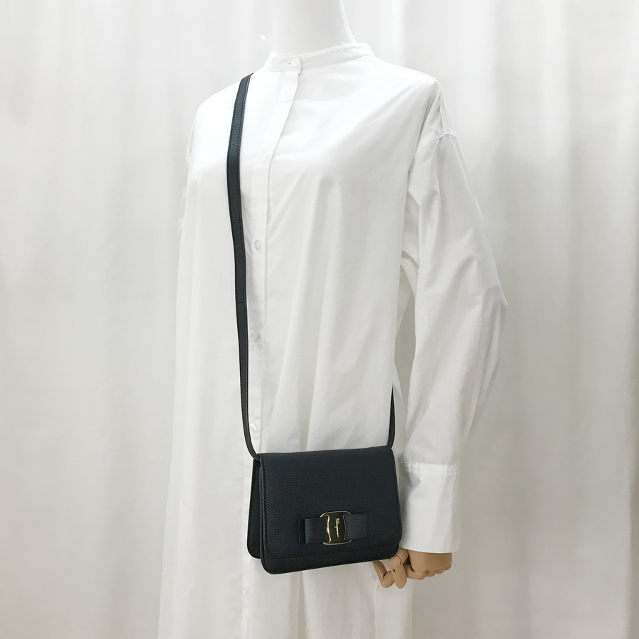 サルヴァトーレフェラガモ ショルダーバッグ