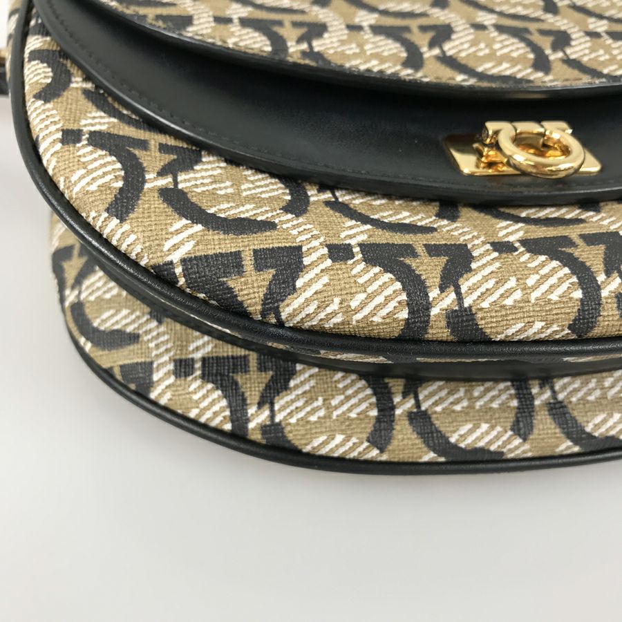 サルヴァトーレフェラガモ ショルダーバッグ