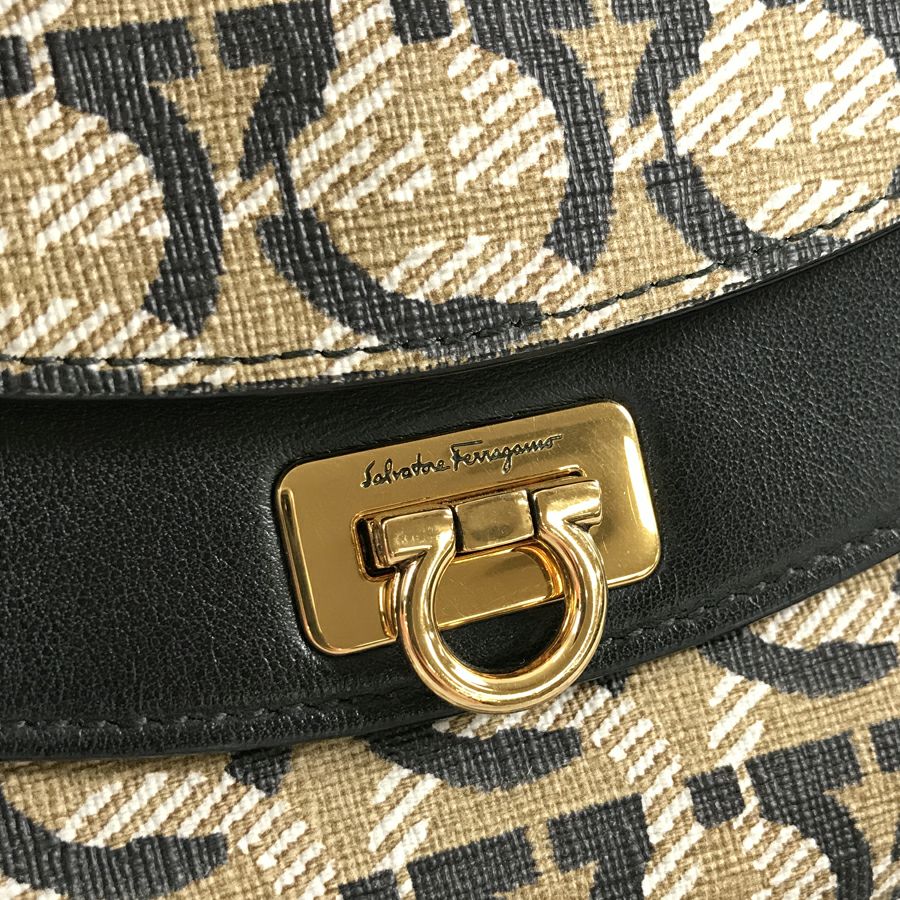 サルヴァトーレフェラガモ ショルダーバッグ