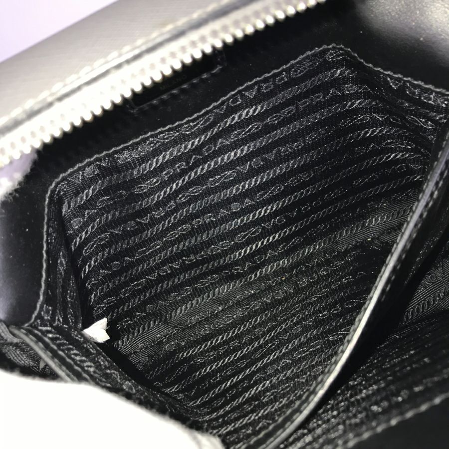 プラダ ハンドバッグ