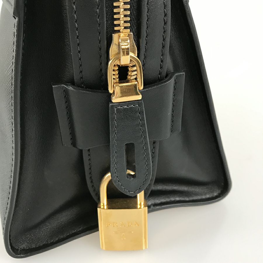 プラダ ハンドバッグ