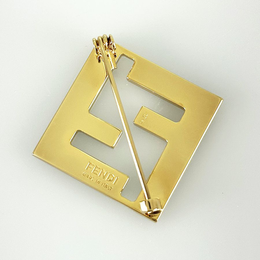 フェンディ ブローチ
